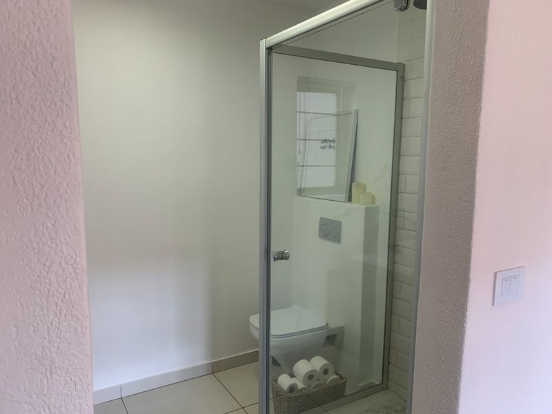 Renovated 1-Bedroom Flat with Modern Amenities" - Photo 8