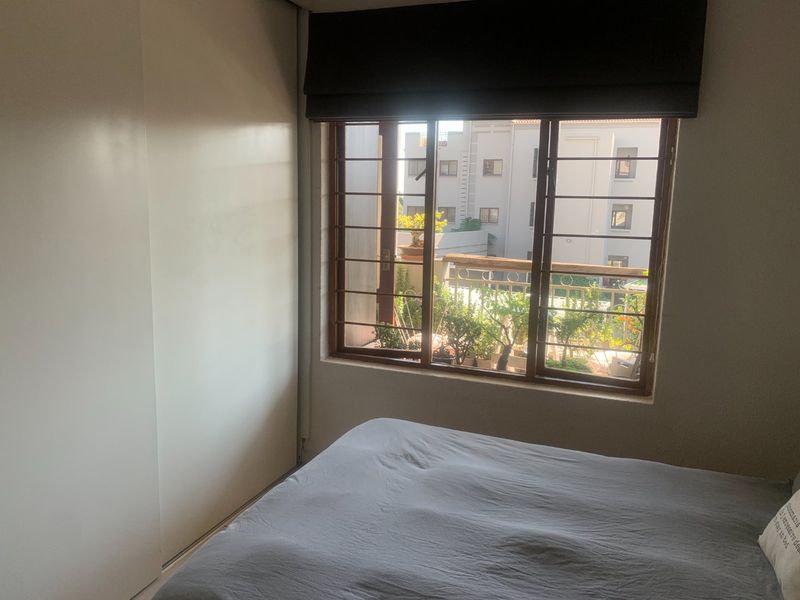 Renovated 1-Bedroom Flat with Modern Amenities" - Photo 7