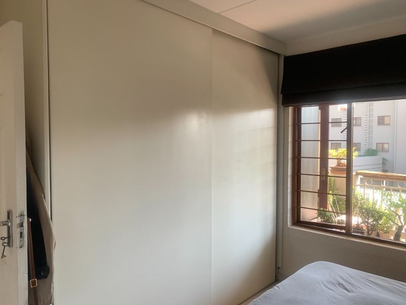 Renovated 1-Bedroom Flat with Modern Amenities" - Photo 6