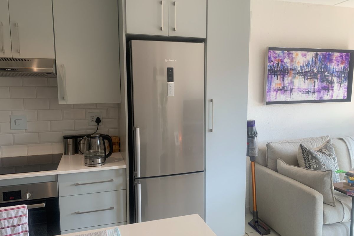 Renovated 1-Bedroom Flat with Modern Amenities" - Photo 5