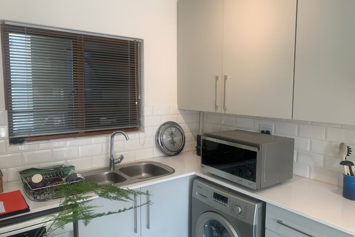 Renovated 1-Bedroom Flat with Modern Amenities" - Photo 2