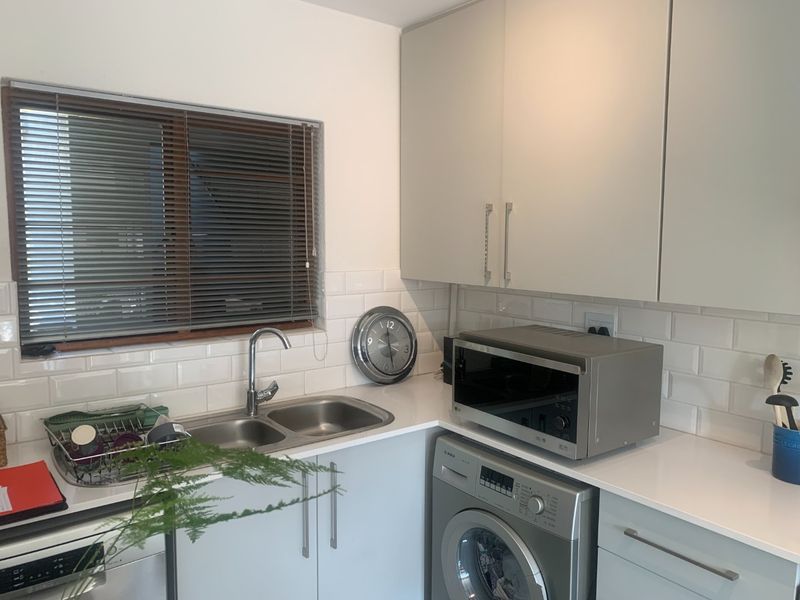 Renovated 1-Bedroom Flat with Modern Amenities" - Photo 2