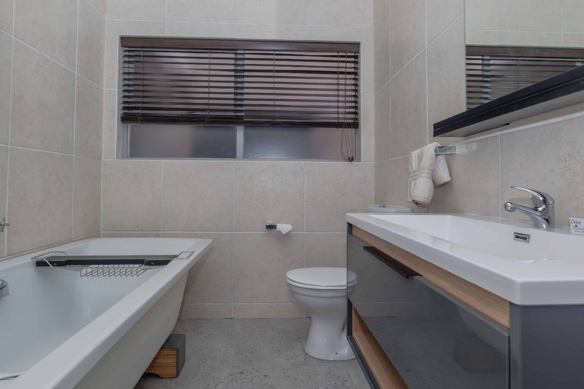 Stylish 2-Bedroom Flat Offering Contemporary Comforts - Photo 5