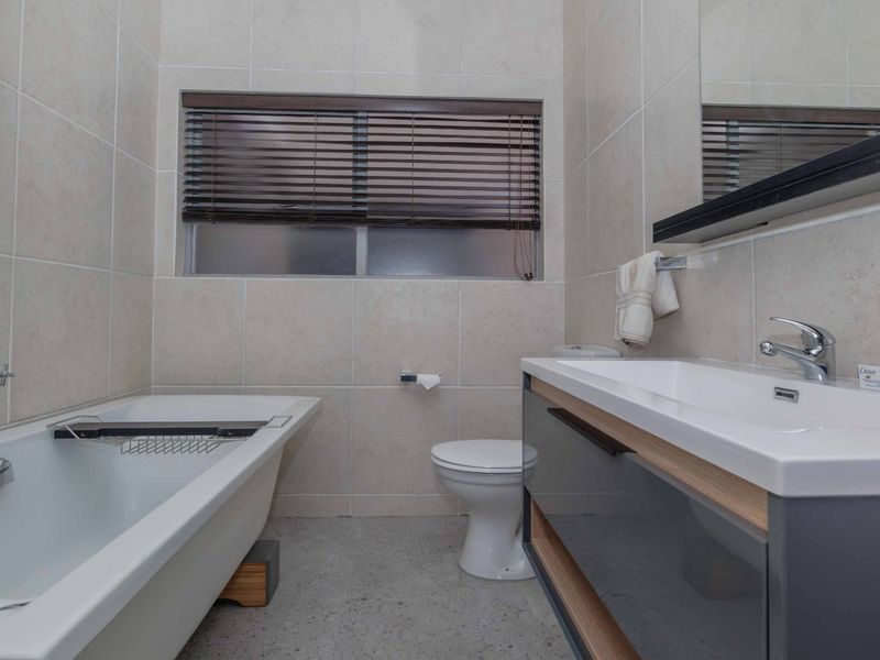 Stylish 2-Bedroom Flat Offering Contemporary Comforts - Photo 5