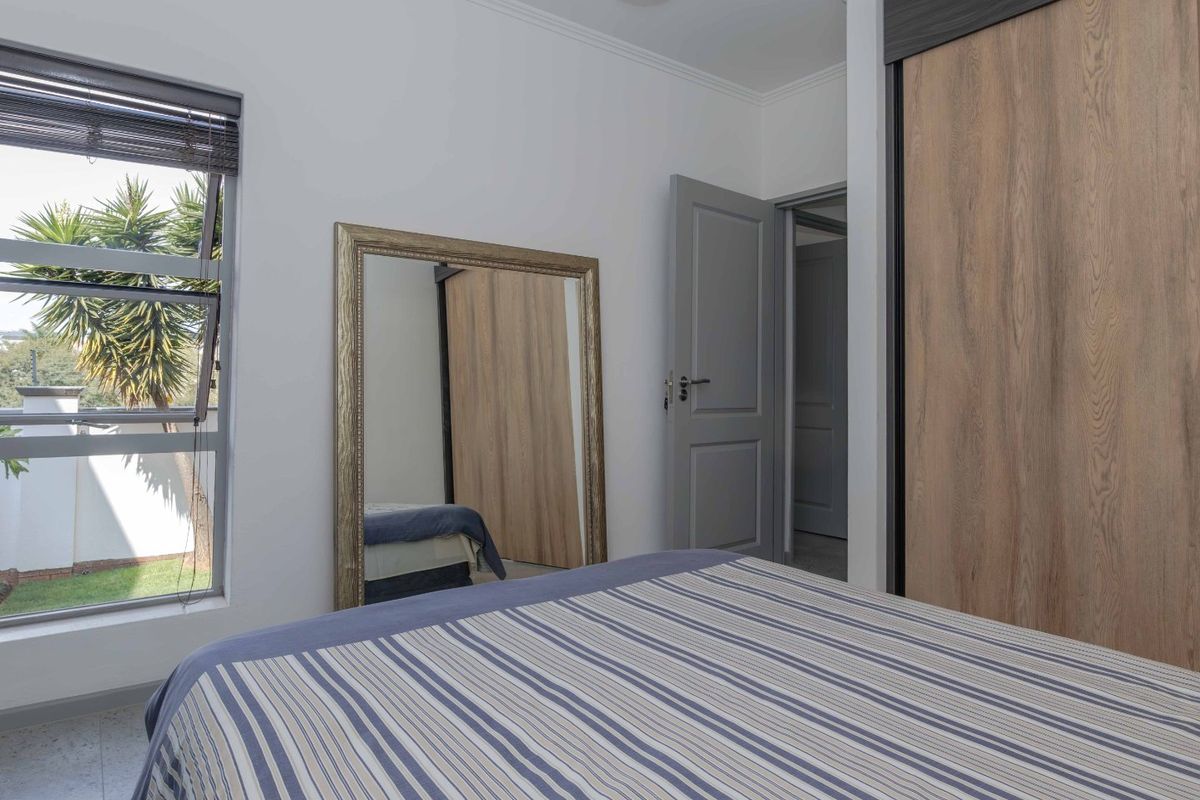 Stylish 2-Bedroom Flat Offering Contemporary Comforts - Photo 3