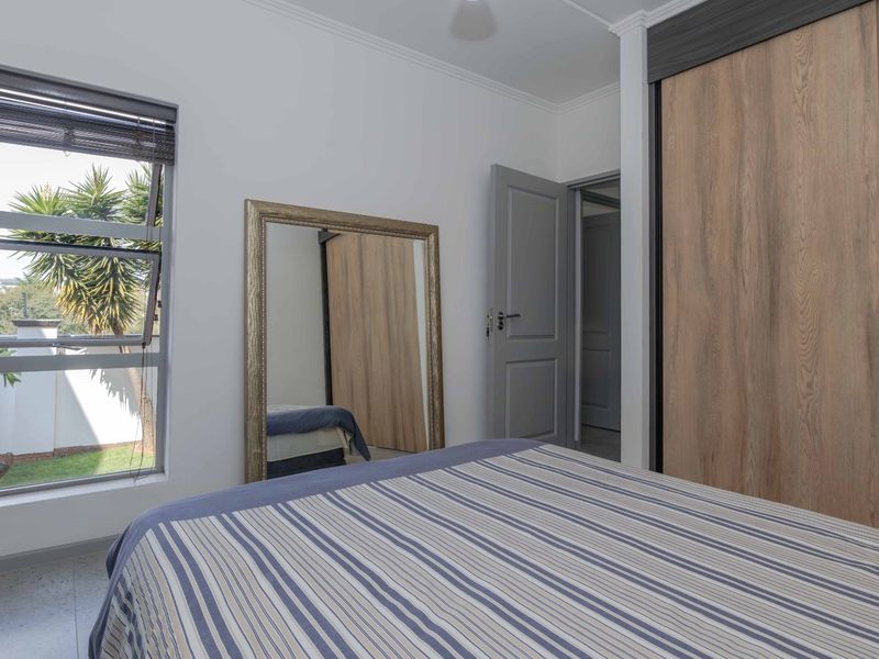 Stylish 2-Bedroom Flat Offering Contemporary Comforts - Photo 3