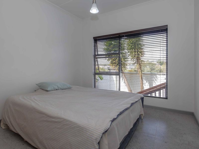 Stylish 2-Bedroom Flat Offering Contemporary Comforts - Photo 8