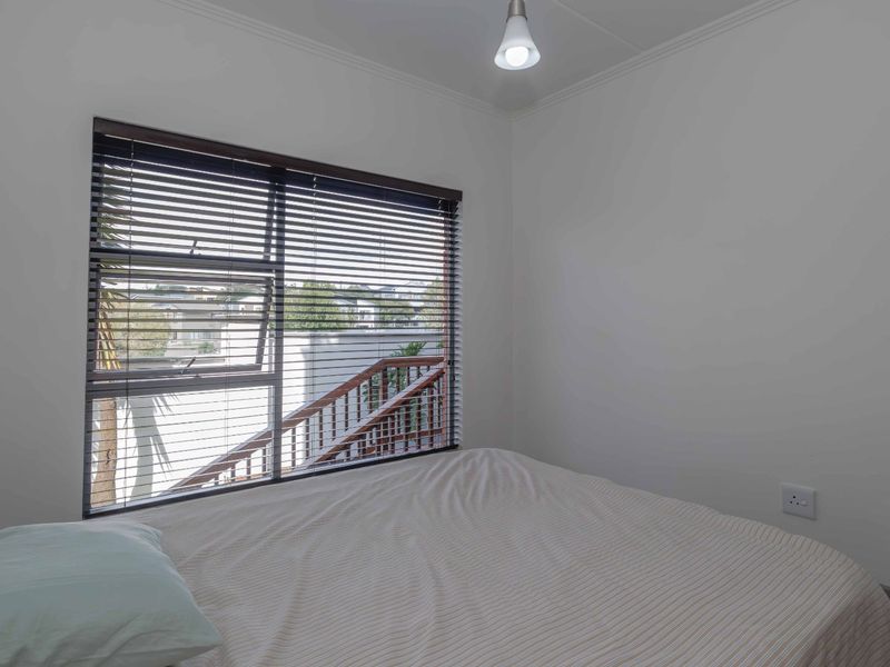 Stylish 2-Bedroom Flat Offering Contemporary Comforts - Photo 7