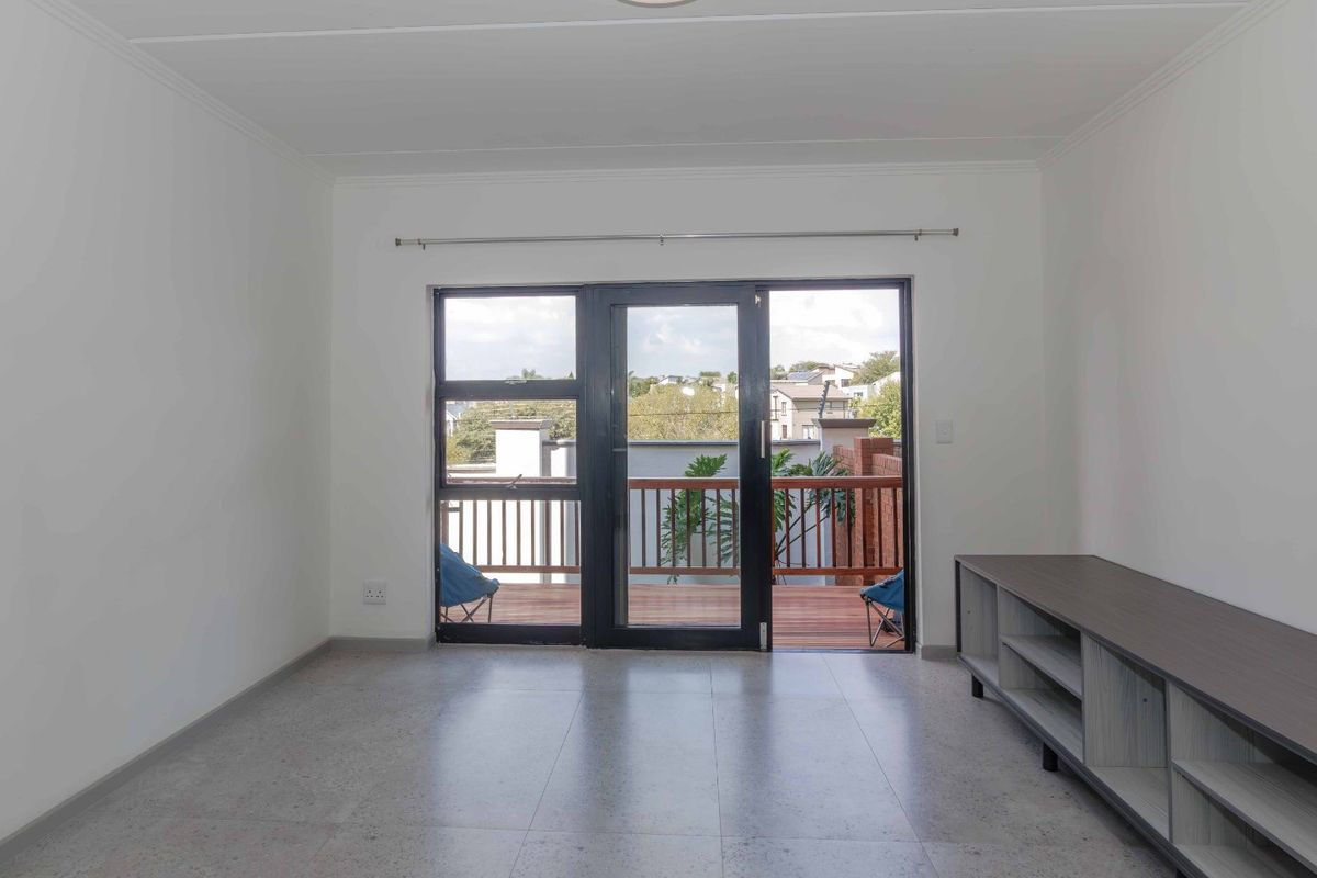 Stylish 2-Bedroom Flat Offering Contemporary Comforts - Photo 2