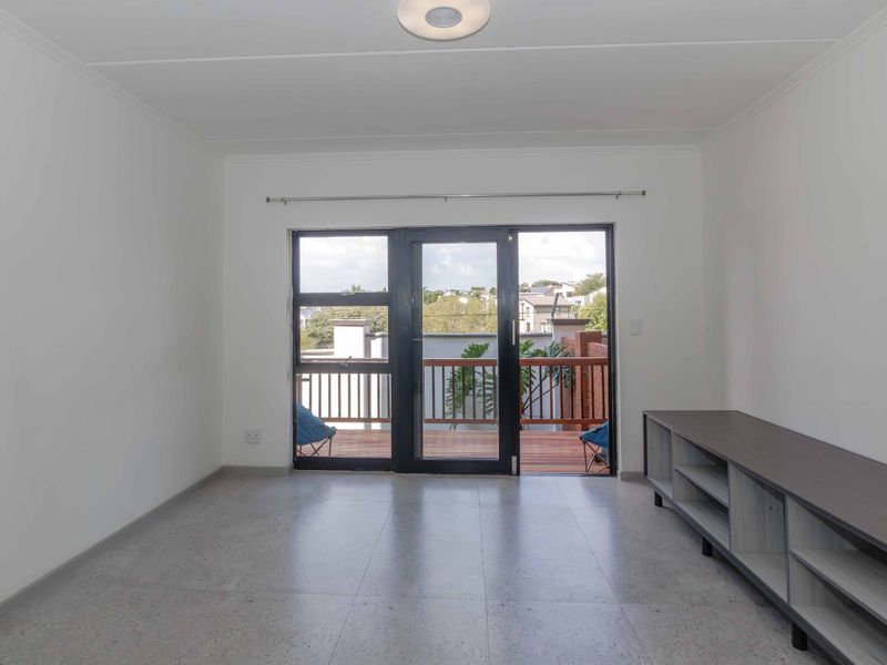 Stylish 2-Bedroom Flat Offering Contemporary Comforts - Photo 2