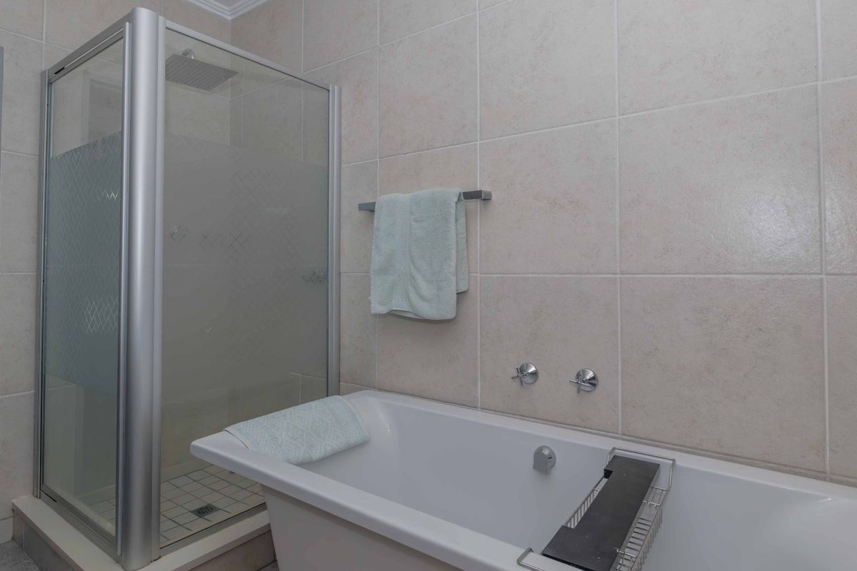 Stylish 2-Bedroom Flat Offering Contemporary Comforts - Photo 4