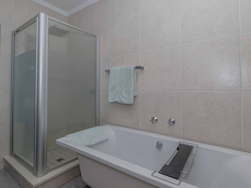 Stylish 2-Bedroom Flat Offering Contemporary Comforts - Photo 4