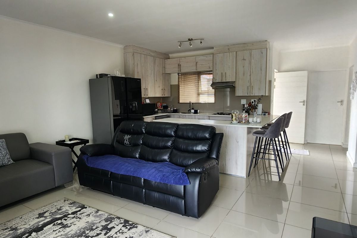 "Charming 2-Bedroom Flat with Modern Amenities" - Photo 3