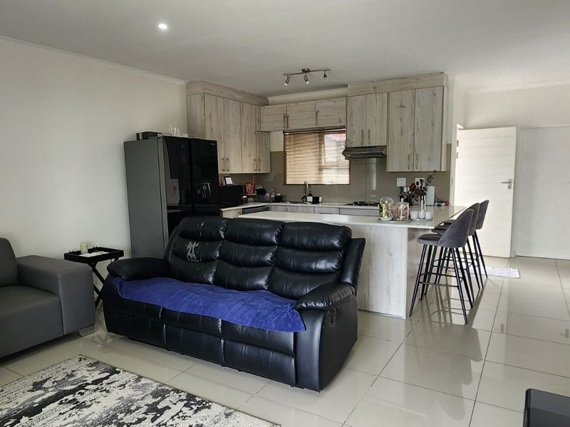 "Charming 2-Bedroom Flat with Modern Amenities" - Photo 3