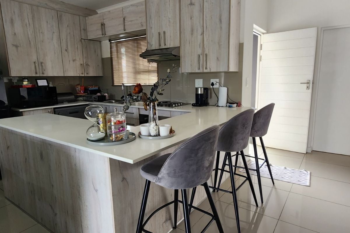 "Charming 2-Bedroom Flat with Modern Amenities" - Photo 5