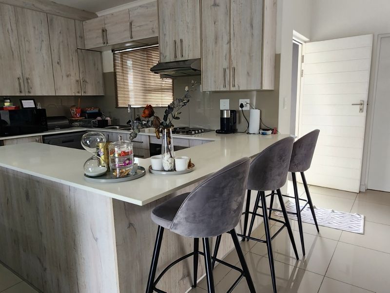 "Charming 2-Bedroom Flat with Modern Amenities" - Photo 5