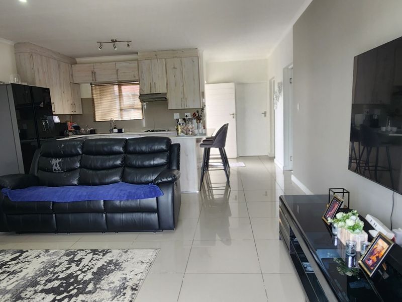 "Charming 2-Bedroom Flat with Modern Amenities" - Photo 6