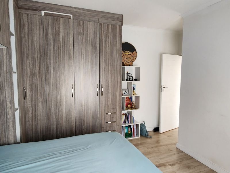 "Charming 2-Bedroom Flat with Modern Amenities" - Photo 10