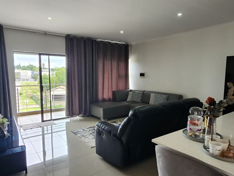 "Charming 2-Bedroom Flat with Modern Amenities" - Photo 8