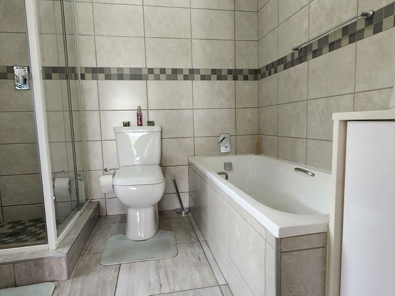 "Charming 2-Bedroom Flat with Modern Amenities" - Photo 9