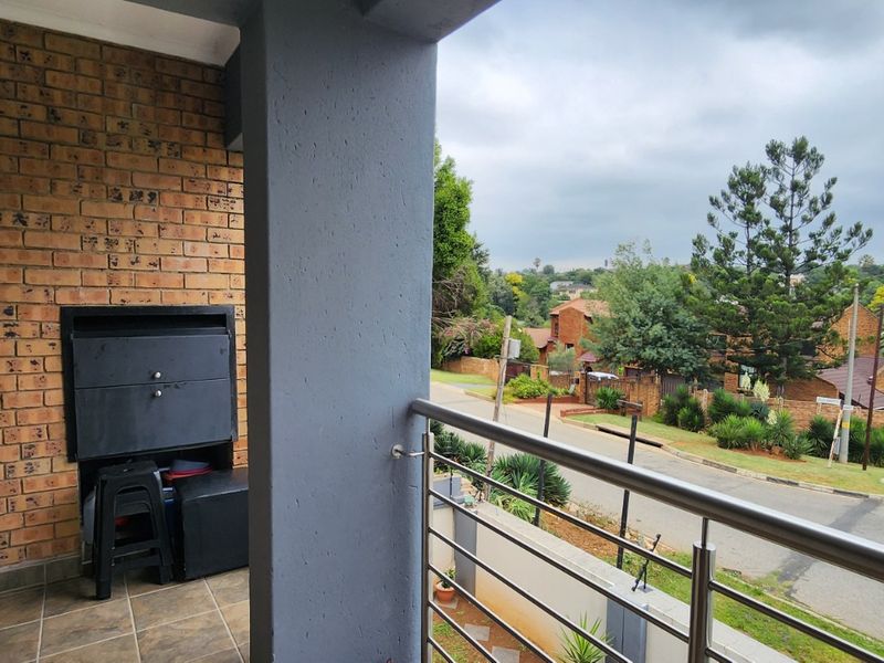 "Charming 2-Bedroom Flat with Modern Amenities" - Photo 7