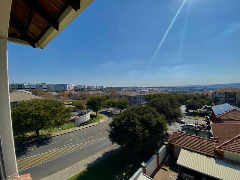 Modern 2-Bedroom Pet-Friendly Townhouse - Photo 10