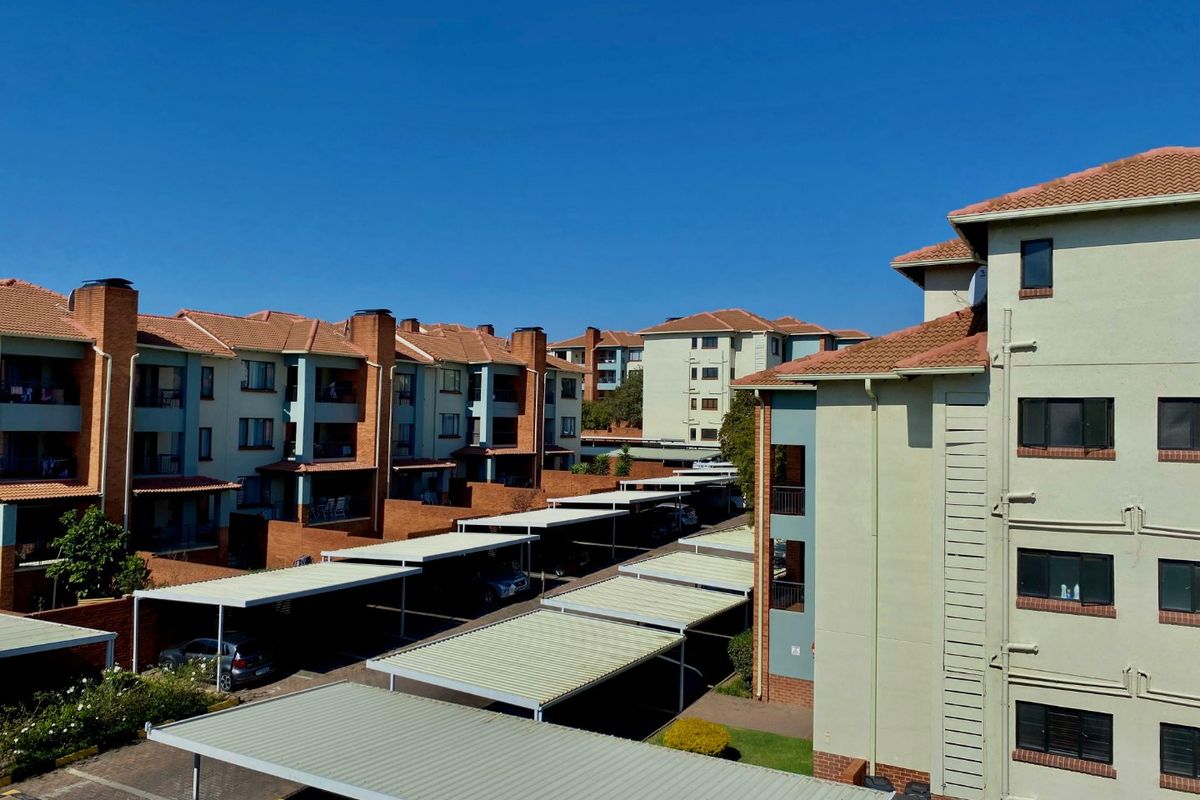 Modern 2-Bedroom Pet-Friendly Townhouse - Photo 5