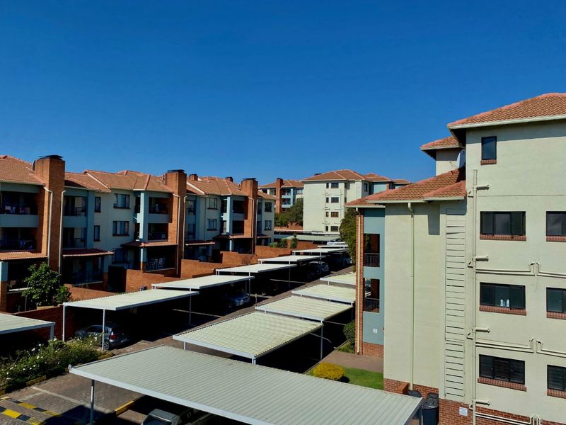 Modern 2-Bedroom Pet-Friendly Townhouse - Photo 5