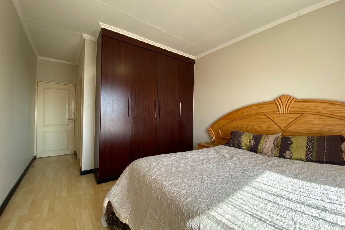 Modern 2-Bedroom Pet-Friendly Townhouse - Photo 2