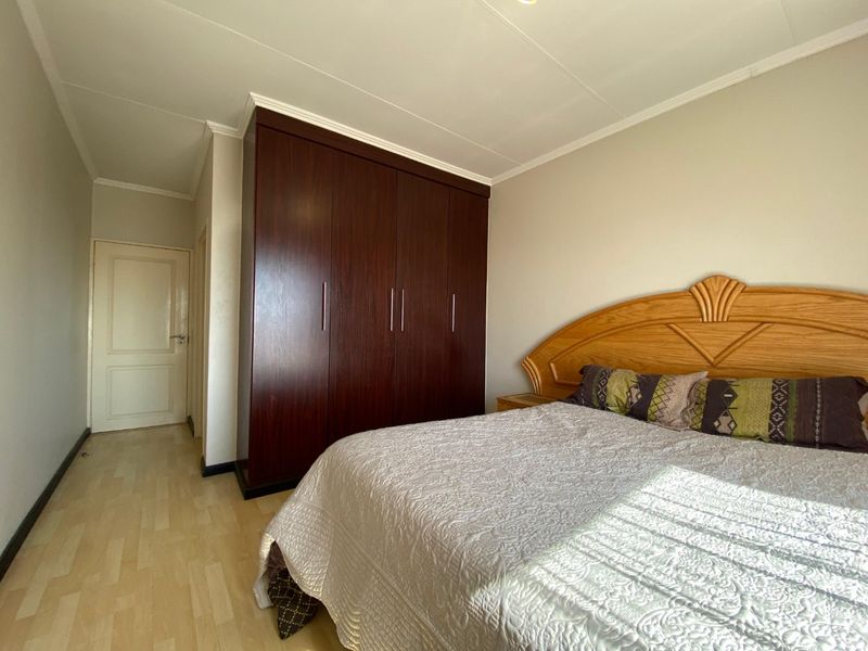 Modern 2-Bedroom Pet-Friendly Townhouse - Photo 2