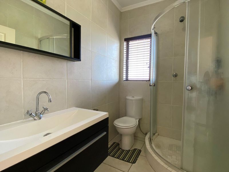 Modern 2-Bedroom Pet-Friendly Townhouse - Photo 3