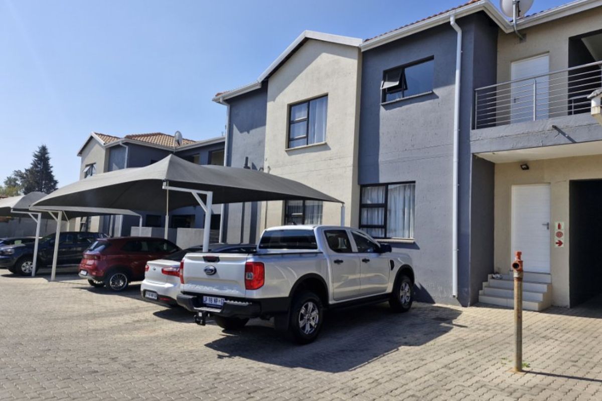 Modern 2-Bedroom Townhouse with Garden in Secure Complex - Photo 2