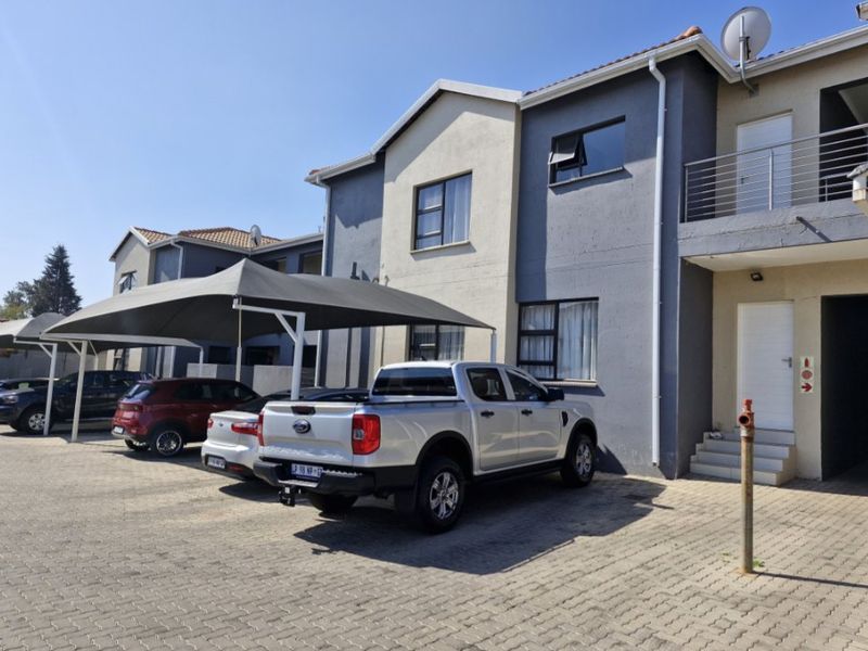 Modern 2-Bedroom Townhouse with Garden in Secure Complex - Photo 2