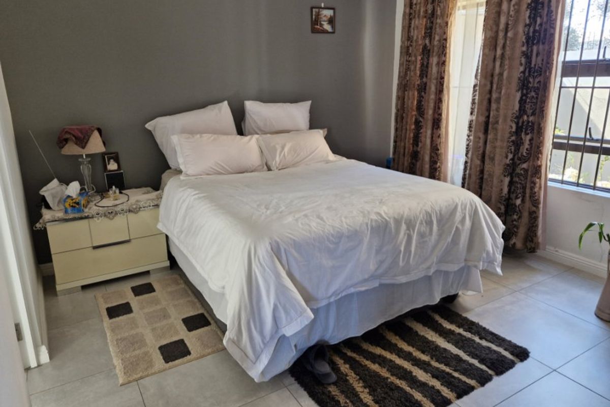 Modern 2-Bedroom Townhouse with Garden in Secure Complex - Photo 4