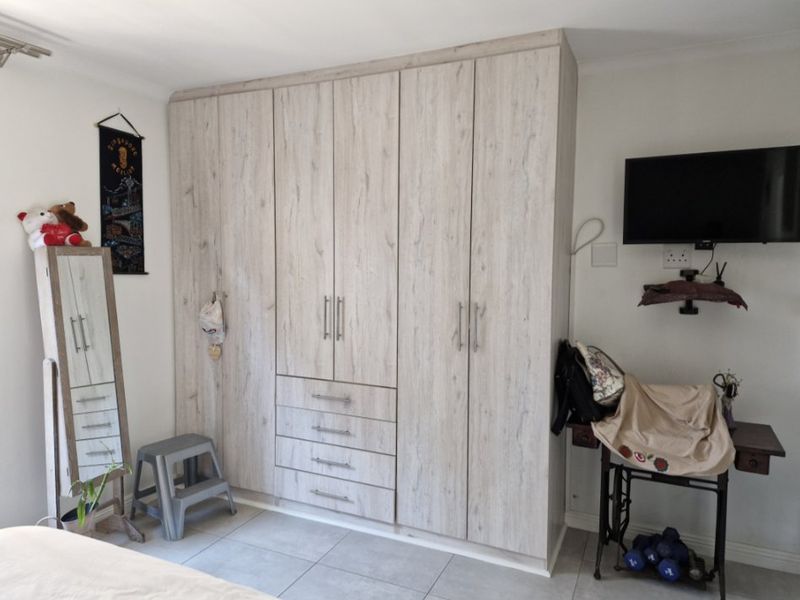 Modern 2-Bedroom Townhouse with Garden in Secure Complex - Photo 7