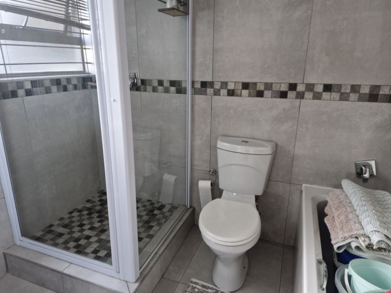 Modern 2-Bedroom Townhouse with Garden in Secure Complex - Photo 8