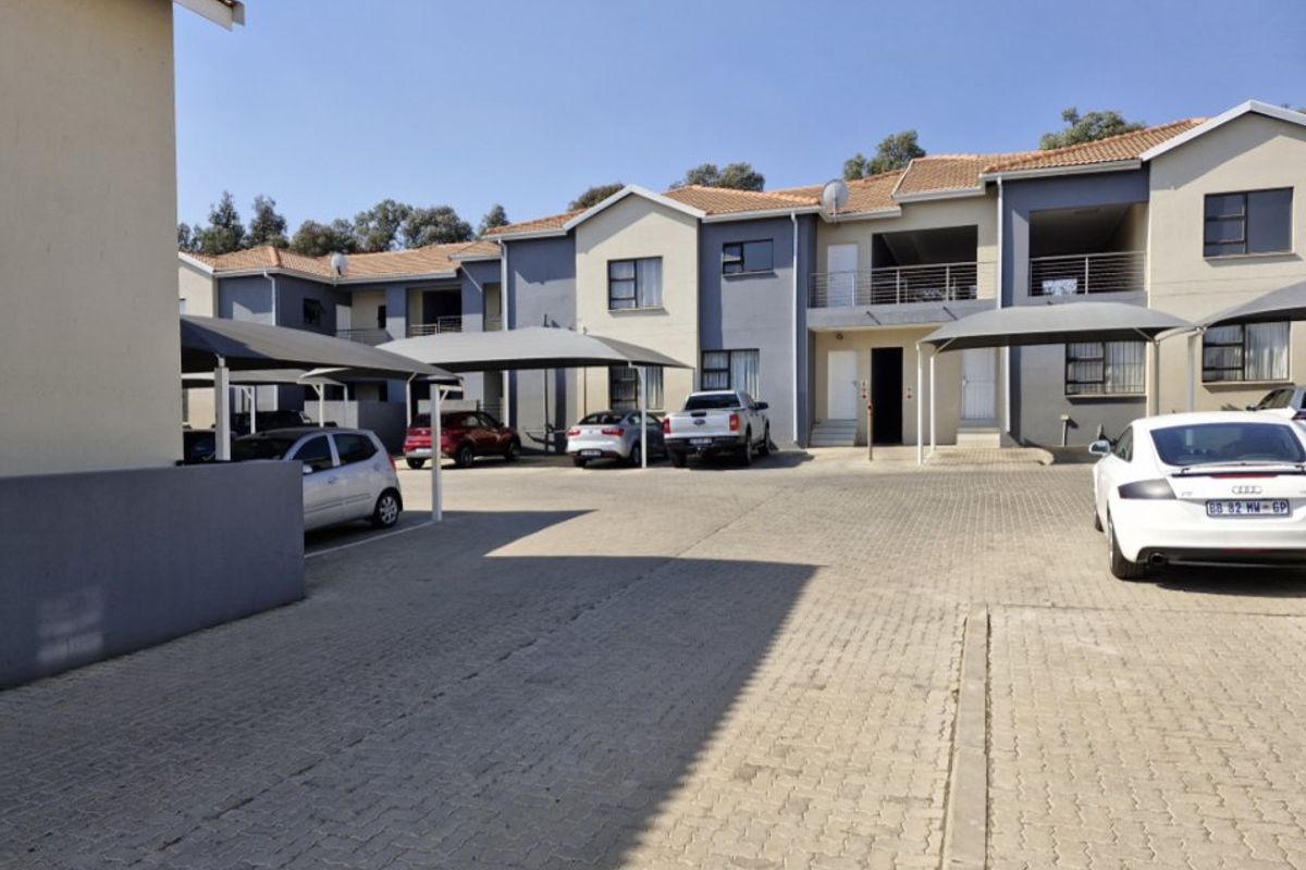 Modern 2-Bedroom Townhouse with Garden in Secure Complex - Photo 3