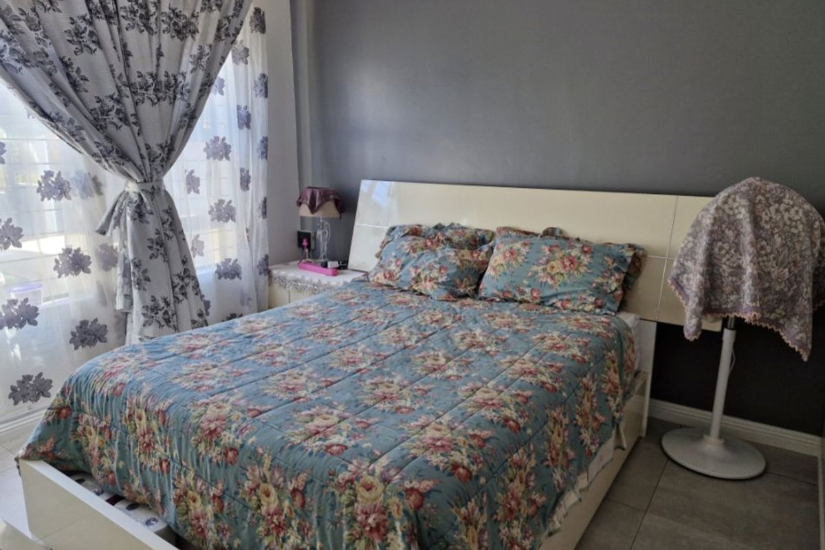 Modern 2-Bedroom Townhouse with Garden in Secure Complex - Photo 5