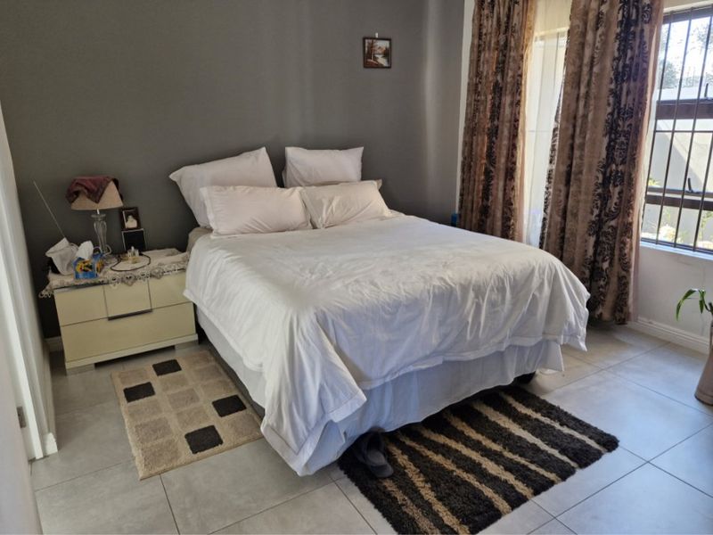 Modern 2-Bedroom Townhouse with Garden in Secure Complex - Photo 4