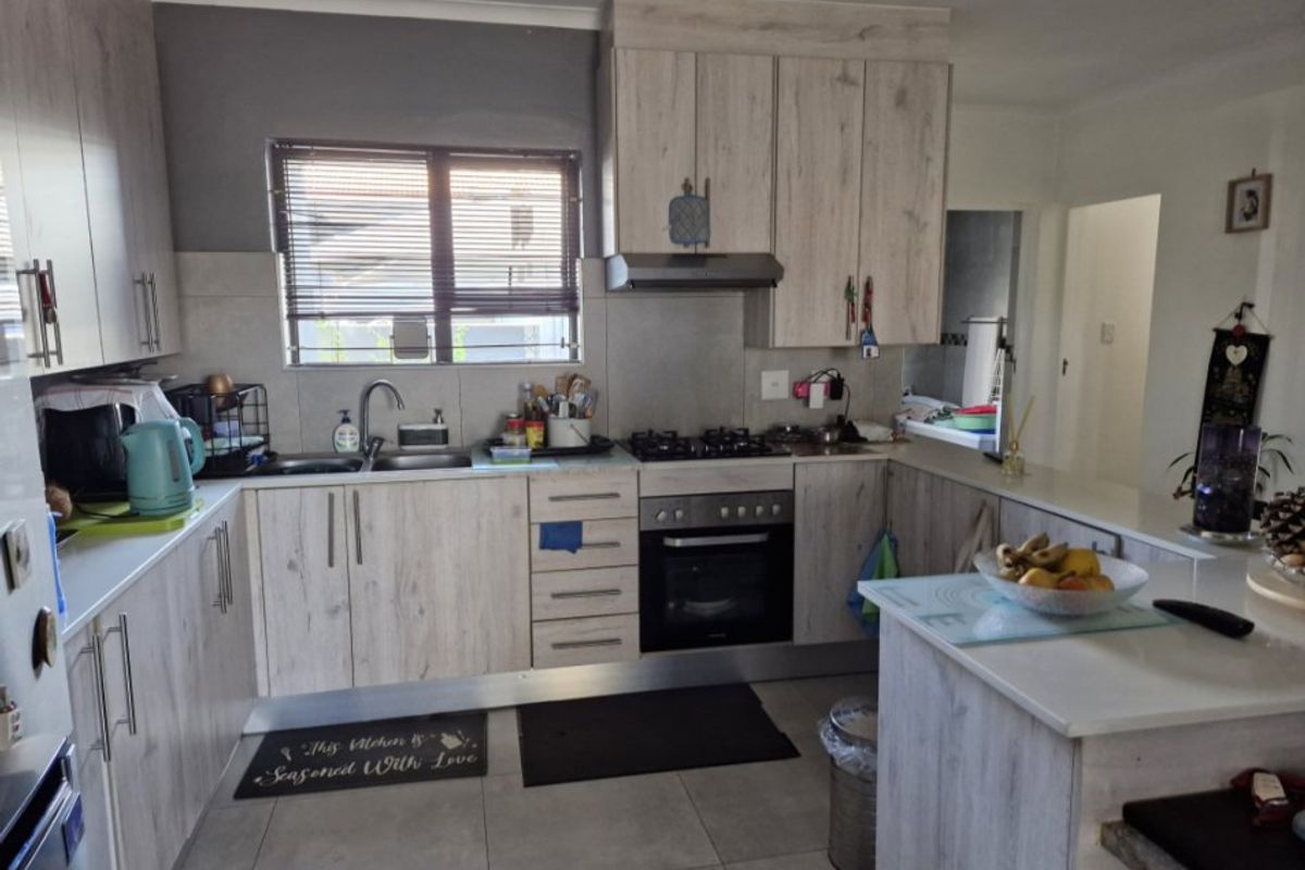 Modern 2-Bedroom Townhouse with Garden in Secure Complex - Photo 3
