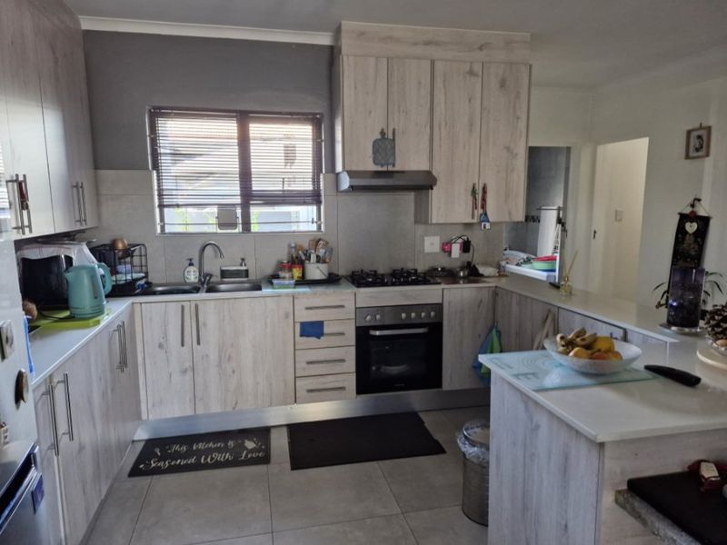 Modern 2-Bedroom Townhouse with Garden in Secure Complex - Photo 3