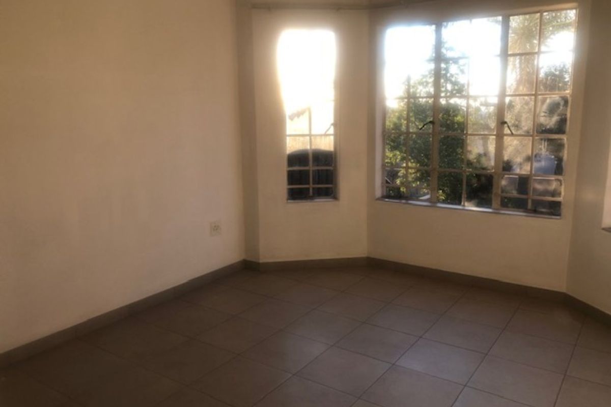 Modern 2-Bed Simplex with Garden & Great Amenities - Photo 4