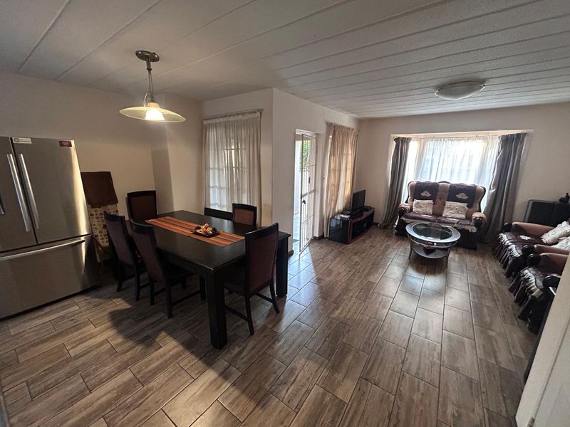 Charming 3-Bedroom Duplex with Modern Comforts in Secure Complex - Photo 2
