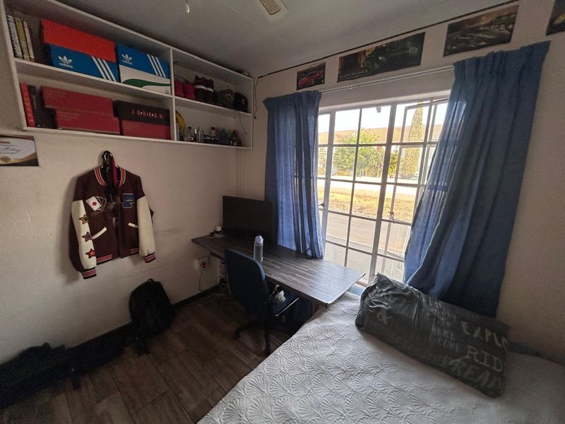 Charming 3-Bedroom Duplex with Modern Comforts in Secure Complex - Photo 10