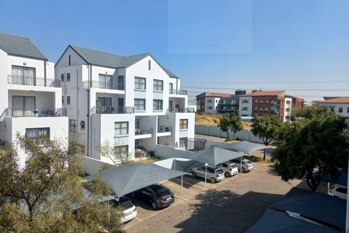 2 Bed Flat – Modern Comfort in a Pet-Friendly Complex - Photo 2