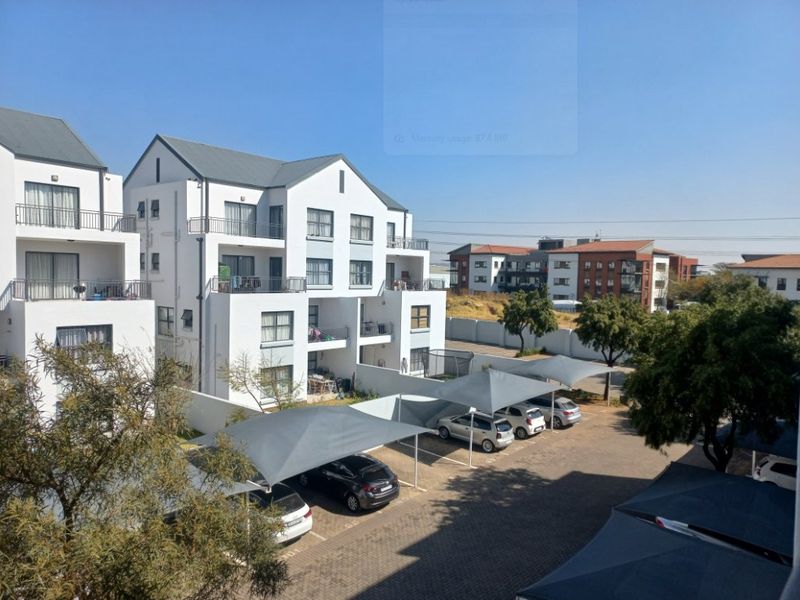 2 Bed Flat – Modern Comfort in a Pet-Friendly Complex - Photo 2