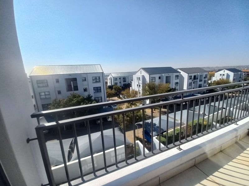 2 Bed Flat – Modern Comfort in a Pet-Friendly Complex - Photo 1