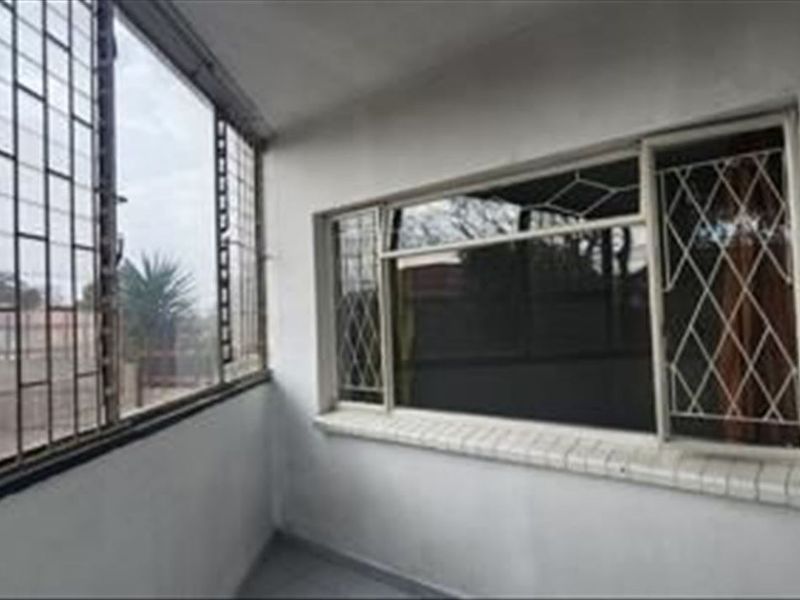 Cozy and Modern Home for Comfortable Living - Photo 3