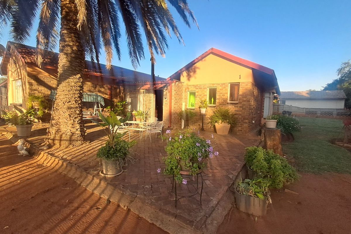 4 Bedroom House for sale in Randlespark. - Photo 3