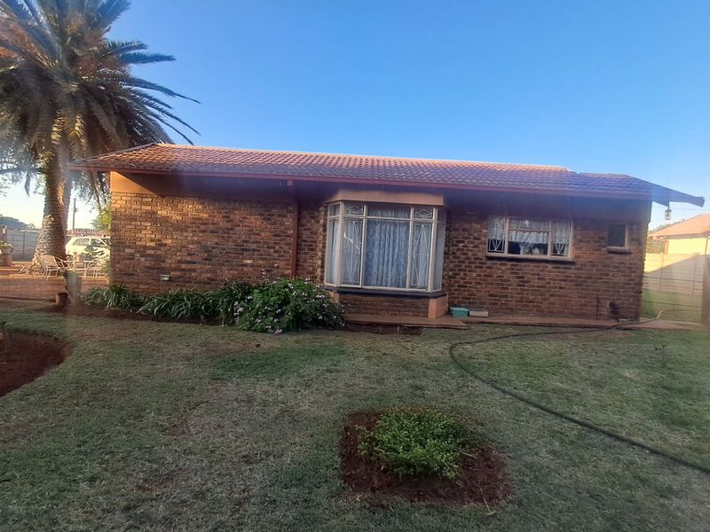 4 Bedroom House for sale in Randlespark. - Photo 4